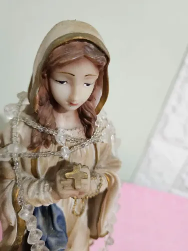 Escultura da Virgem Maria com Rosário