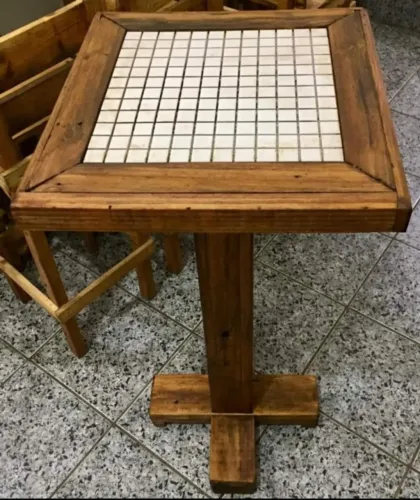 Bistro Palete Tampo com Decoração Azulejo, Altura 95cm, Largura 43cm, Comprimento 43cm. Pe