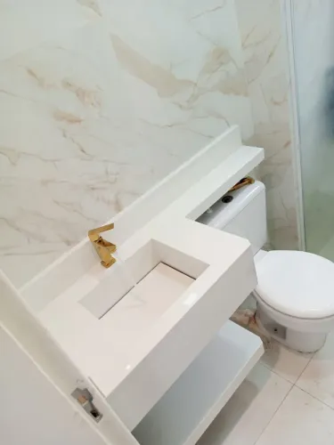 Pias de extensão por cima do vaso de porcelanato