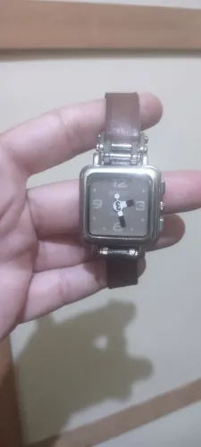 Relógio Gucci feminino com pulseira de couro 