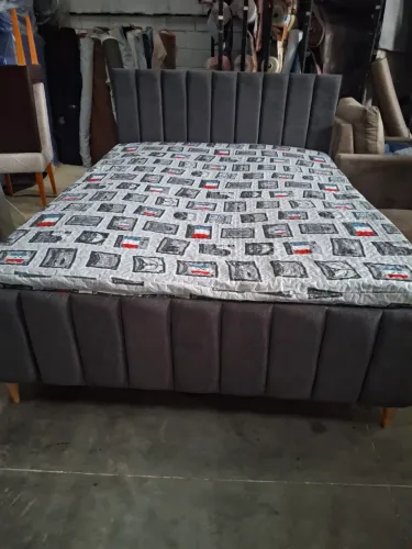 Cama Box Estofada com Design com cabeceira colchão D.33 base em madeira estofada Moderno