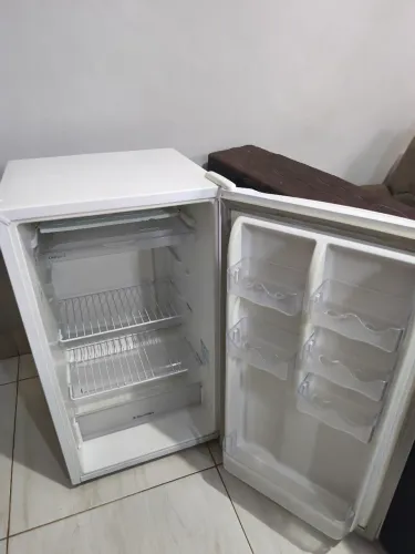 Frigobar Electrolux Branco 122 litros Re120 - 220v (usado)