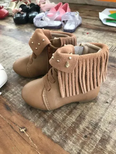 Botinha infantil marrom com franjas