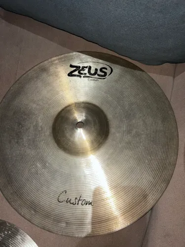 Vendo Kit de Pratos para Bateria e Caixa, estantes e pedal duplo de Bateria. Valor de cada