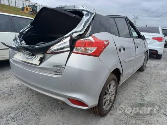 W traseirão do Toyota Yaris hatch