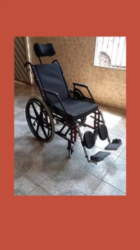 Cadeira de rodas com encosto de cabeça
