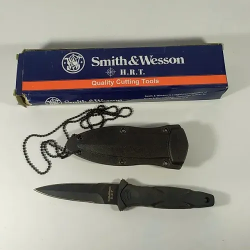 FACA SMITH & WESSON H.R.T. - TÁTICA E SOBREVIVÊNCIA, com Bainha e Corrente para o pescoço.