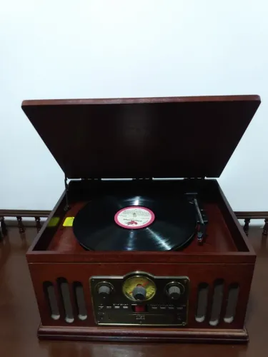 Toca disco retrô com 80 discos vinil 