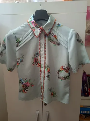 Blusa Victordezenk Floral Manga Curta