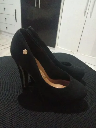 Salto Vizzano Preto com detalhes no dourado