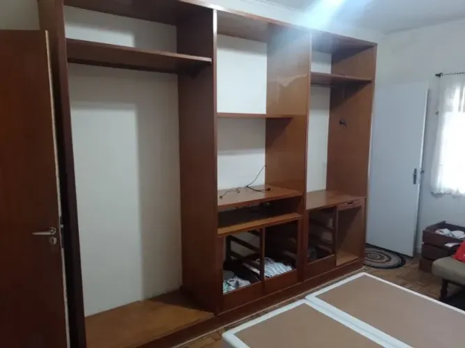 Closet Casal em Mogno com 12 Gavetas, Calceiro e 3 Corpos com 1 pra Longos L 3m x A 2,44m