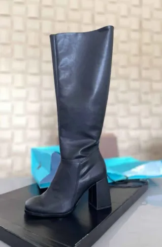 Bota de cano alto preta