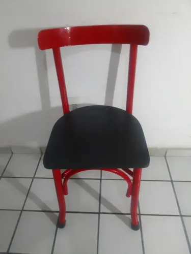 Cadeira Reforçada de Metal Vermelha com Assento de Madeira Preto