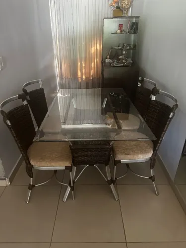 Mesa de jantar retangular de vidro com a base de alumínio e fibra sintética e 4 cadeiras