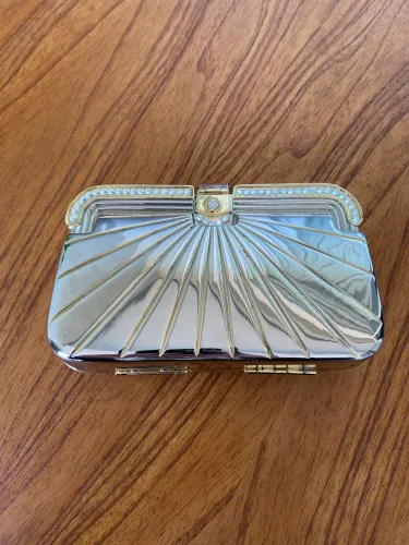 Bolsa com alça de festa dourada e detalhes em strass