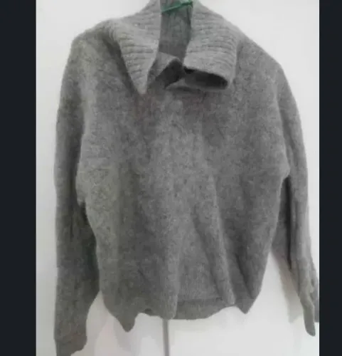 Suéter cinza com gola alta