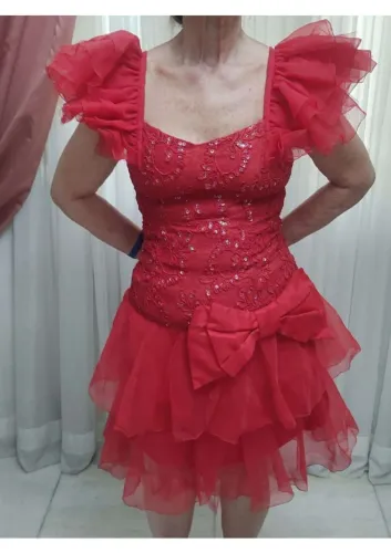 Vestido em renda bordado, com filó, na cor vermelho, tamanho P