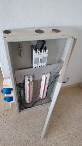 Quadro Elétrico Trifásico, 48×96 cm, Entrada de 125A, Barramento e Disjuntores Bifásicos.