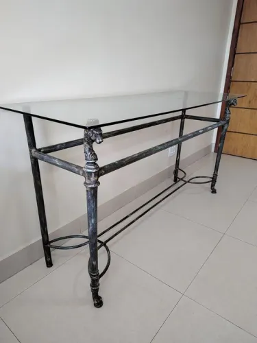 Aparador em ferro com tampo de vidro.