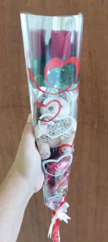 Rosa artificial com chaveiro de ursinho e 2 bombons