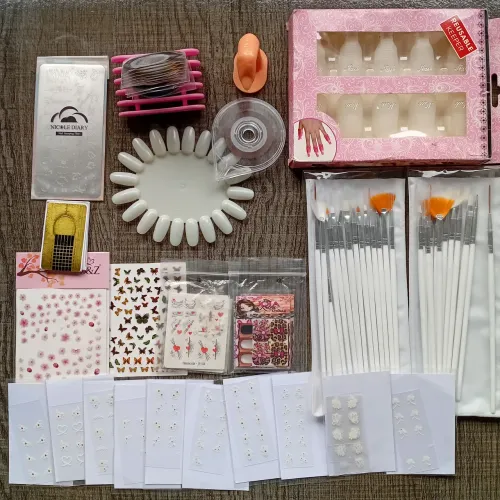 Kit para unhas impecáveis! Inclui diversos utensílios, como pincéis, adesivos e acessórios