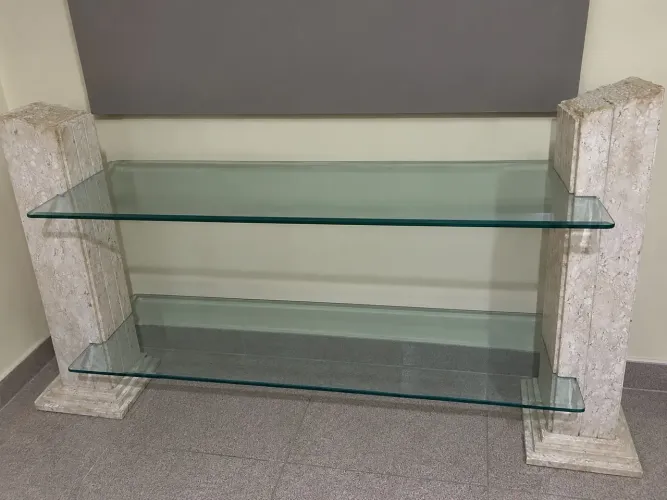 Estante de vídeo com pilastra em mármore