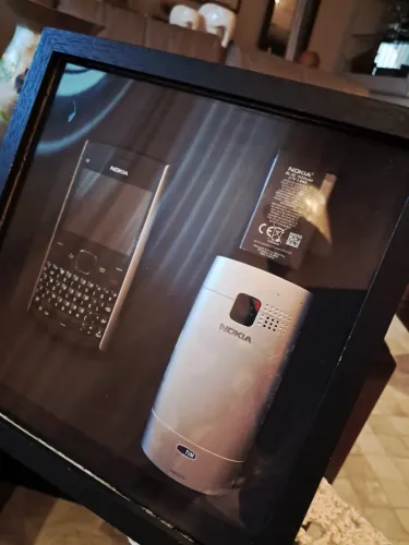 Quadro com celular Nokia relíquia desmontado
