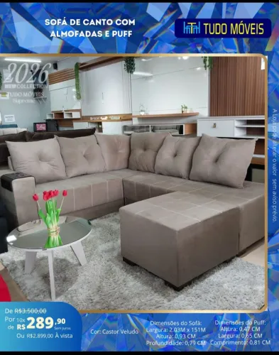 Sofa de canto com almofadas e puff