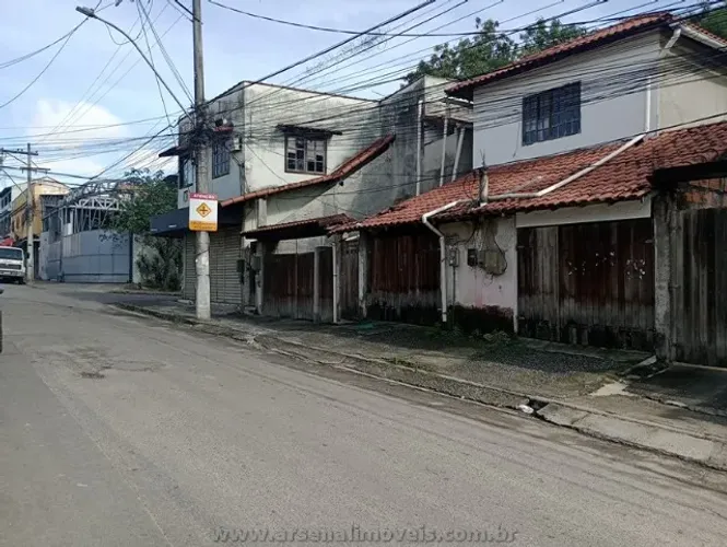 Arsenal Imóveis vende- Atenção investidores-2 lojas más 5 casas na Trindade- Só 750.000,00