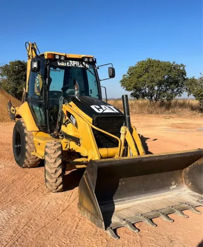 RETROESCAVADEIRA CATERPILLAR 416E