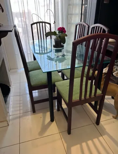 Mesa de vidro e 6 cadeiras de mogno