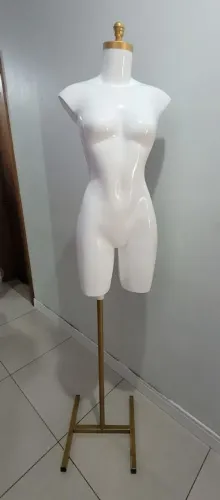 Manequins femininos novos com pedestal