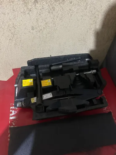 Macaco chave de roda kit ferramenta e triângulo do Renault Master