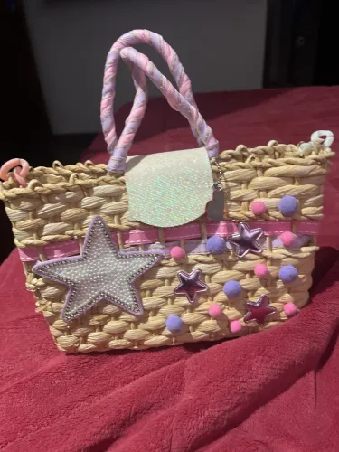 Bolsa de palha com estrelas e alças em corrente colorida