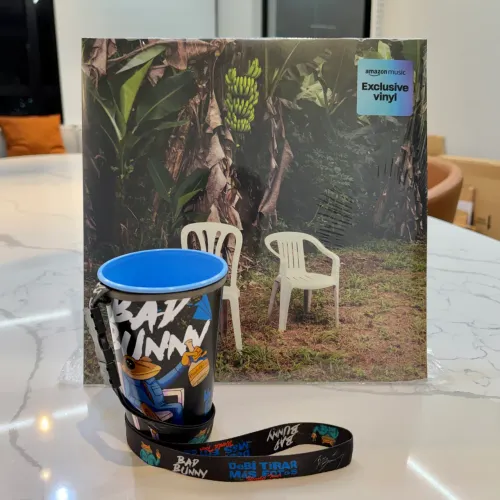 [LACRADO] DeBí TiRaR MáS FoToS (Amazon Exclusive) - Vinil Vermelho + Copo (Bad Bunny)