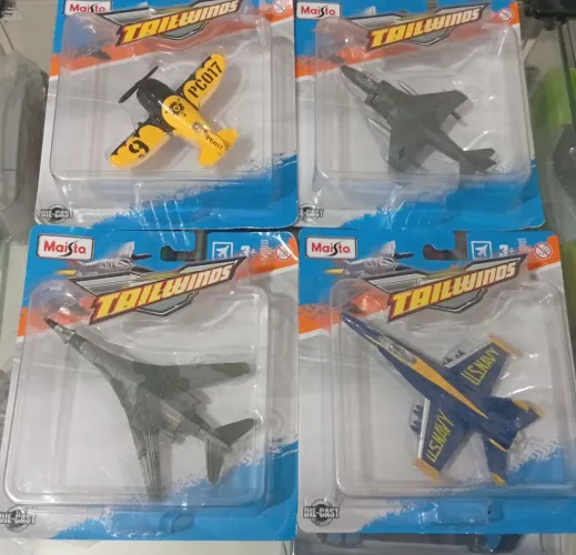 Avião de brinquedo marca Maisto,4 por 150.00