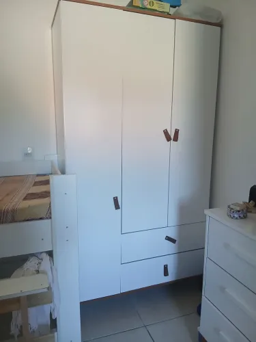 Guarda roupa e comoda infantil