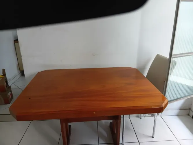 Vende - se móveis usados de madeira maciça bem conservado.