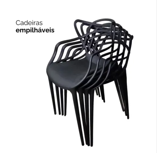 Mesa e quatro cadeiras