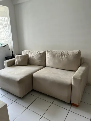 Sofá retrátil bege em suede