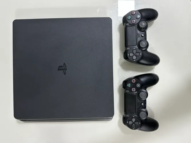 PS4 Slim 1TB + 2 Controles + 5 Jogos