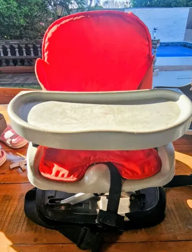 cadeirinha para refeição infantil burigoto vermelha com cinza