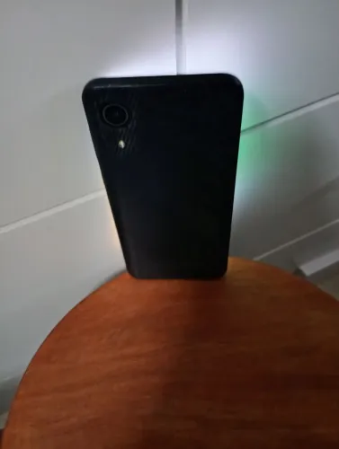 Um celular Samsung aAO3 32GB funcionando