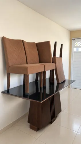 Mesa de vidro com 4 cadeiras