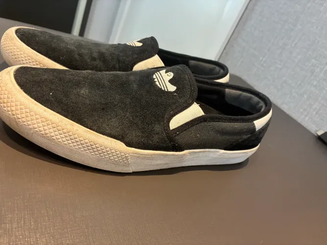 Tênis black suede Adidas Shmoofoil slip-on