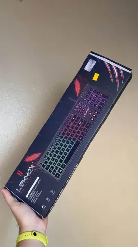 Teclado retrô iluminado