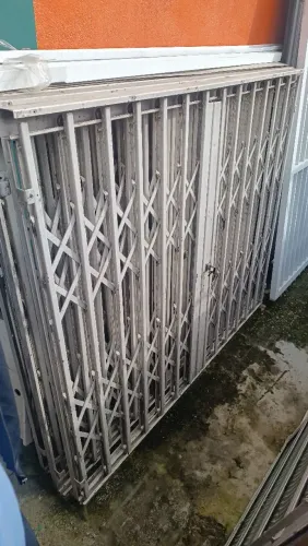 Pantográfica de janela Galvanizada 1.36A x 1.63L VENDE-SE