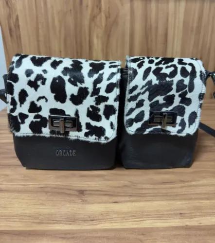 Bolsa em couro legítimo na cor preta com detalhes branco