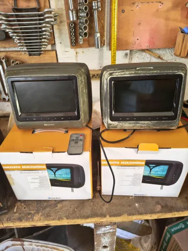 Dois Monitores de 7" para encosto de cabeça