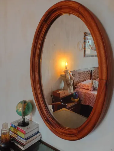Espelho de parede oval vintage com moldura em madeira